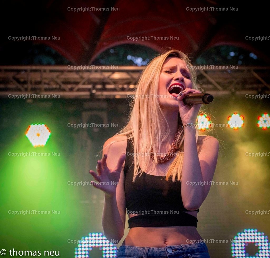 Glasperlenspiel-31 | Musikfestival Vogel der Nacht im Stadtpark Bensheim, Auftritt Glasperlenspiel mit Sängerin Carolin Niemczyk und dem Sänger und Keyboarder Daniel Grunenberg.