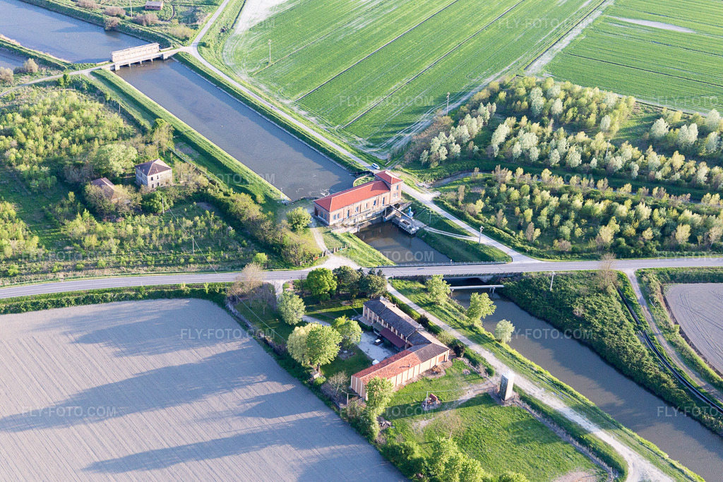 Aerial view: View of the town in Porto Garibaldi in the state Emilia Romagna, Italy.Photo: IMG_098651.jpg taken on 04/06/2017 by Werner Riehm/FLY-FOTO.comResolution of the original: 5472 x 3648 px