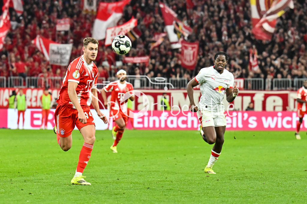 FC Bayern München - RB Leipzig | MUNICH, GERMANY - 11. FEBRUARY: IM DUELL Josip STANISIC (FC Bayern Munich 44) UND Castello LUKEBA (RB Leipzig 23) während dem Spiel zwischen dem FC Bayern München und RB Leipzig beim Viertelfinale des DFB-Pokales in der Allianz Arena