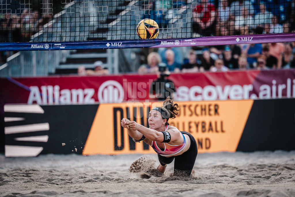 Beachvolleyball | Frauen | Deutsche Meisterschaften 2025 Timmendorfer Strand | 04.09.2025 | Anna-Lena Grüne springt zum Ball