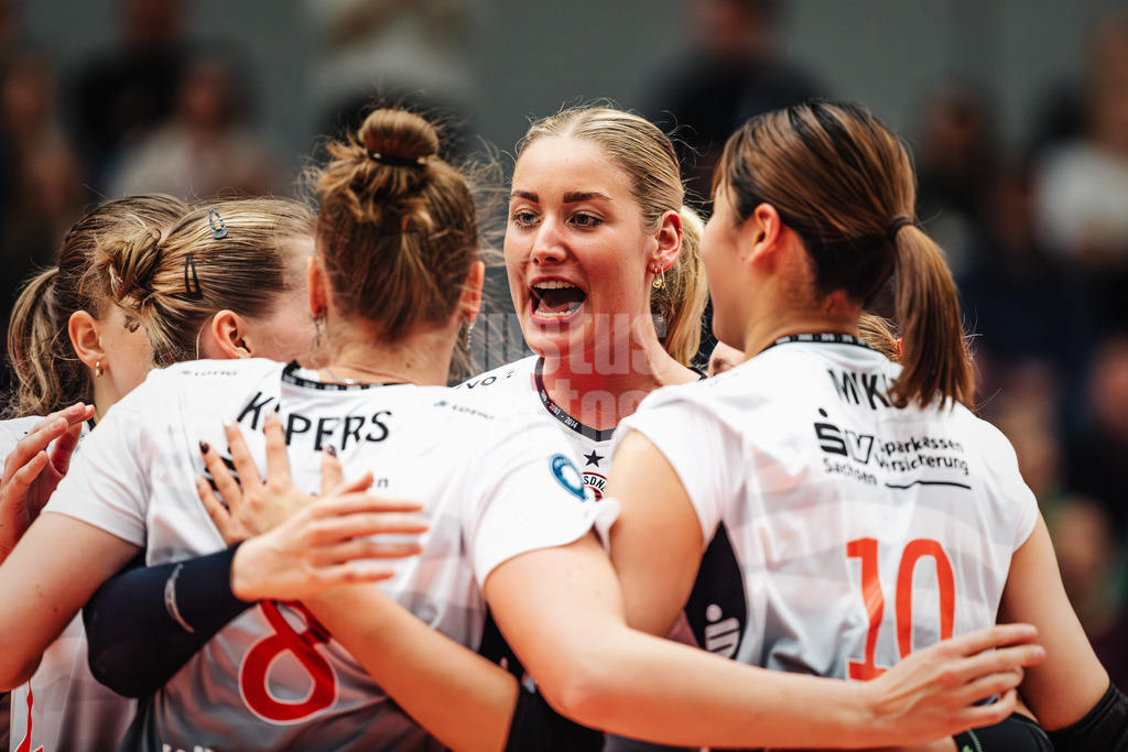 Volleyball | Frauen | Saison 2025/2026 | Volleyball Bundesliga | ETV Hamburger Volksbank Volleys vs. Dresdner SC | 15.11.2025 | Dresden jubelt, in der Mitte Rosa Entius (#5, Dresdner SC)