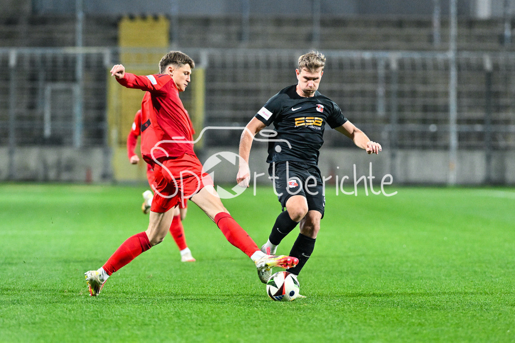 FC Bayern Amateure - SpVgg Hankofen-Hailing | im Duell Magnus DALPIAZ (FC Bayern München II #2) und Tobias LERMER (Hankofen 22) / Zweikampf / Regionalliga Bayern: FC Bayern Muenchen II - SpVgg Hankofen-Hailing, Gruenwalder Stadion am 28.03.2025