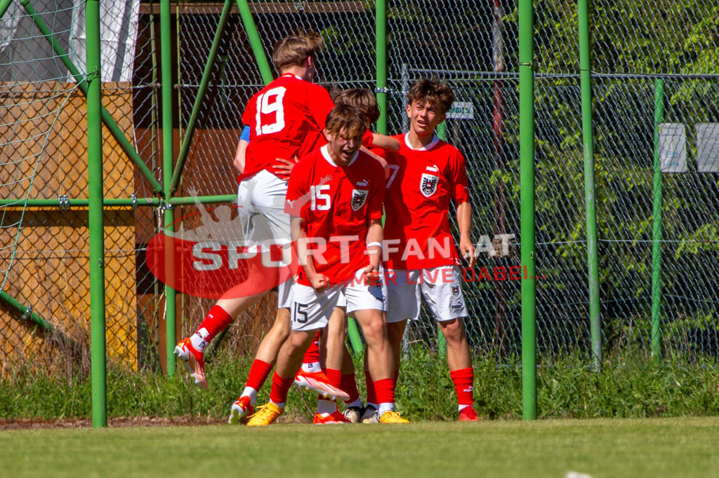 Fußball Halbfinale | Torjubel Lukas Posch (U15 Österreich #15) Luca Weinhandl (U15 Österreich #19) Amar Selimovic (U15 Österreich #4) Fußball Halbfinale, Irland U15 - Österreich U15 am 29.04.2024 in Arnoldstein (Sportplatz), Austria, (Photo by Ernst Krawagner sport-fan.at) - Realisiert mit Pictrs.com