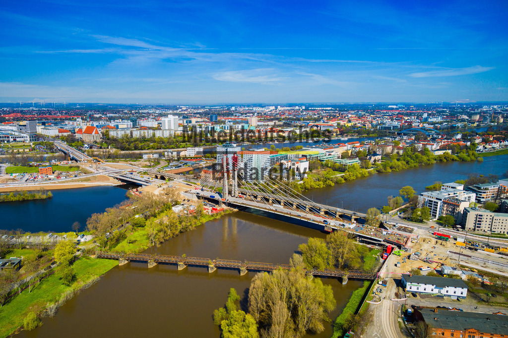Magdeburg Pylonbrücke über Alte Elbe und Zollbrücke-0008 | Strombrückenersatzneubau Kaiser-Otto-Brücke, über die Alte Elbe - Baustelle, im Vordergrund "Alte Kanonenbahn" Brücke - Realisiert mit Pictrs.com