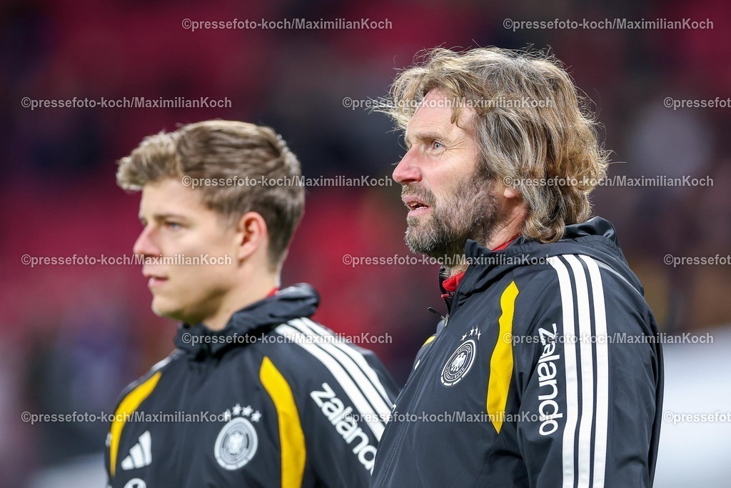DFB17112501021 | 17.11.2025, Fußball, Länderspiel, WM-Qualifikation Europa, Deutschland - Slowakei, Red Bull Arena (Leipzig), 10. Spieltag, Saison 2025 2026: Torwart Finn Dahmen (GER #21)  neben Torwarttrainer Stefan Wessels (GER #sw) Regulations prohibit any use of photographs as image sequences and or quasi-video.