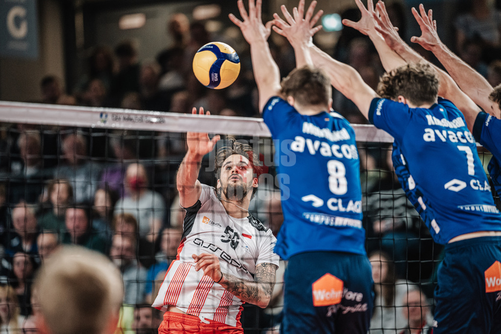 Volleyball | Herren | Saison 2023/2024 | CEV Volleyball Cup 2024 Finale | SVG Lüneburg (GER) vs. Asseco Resovia Rzeszow (POL) | 12.03.2024 | Torey 'TJ' Defalco (#59, Asseco Resovia Rzeszow) bleibt beim Angriff im Block der Lüneburger hängen