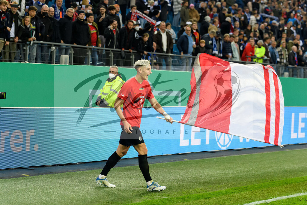 HSVSCF20220419_159 | Fussball, Herren: Nico Schlotterbeck (SC Freiburg) Schlussjubel, jubelt nach dem 1:3 Sieg beim DFB-Pokal-Halbfinalspiel zwischen Hamburger SV und SC Freiburg im Volksparkstadion am 19.04.2022 in Hamburg, Deutschland.DFB / DFL REGULATIONS PROHIBIT ANY USE OF PHOTOGRAPHS AS IMAGE SEQUENCES AND/OR QUASI-VIDEO. - Realisiert mit Pictrs.com