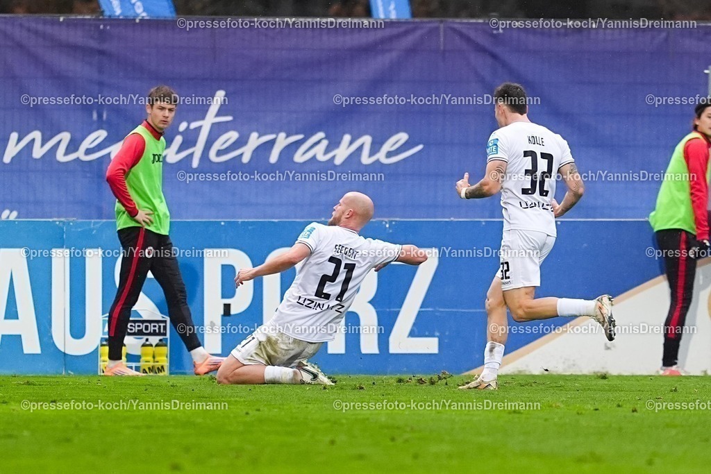 xYDRx06122501038 | 06.12.2025, xydrx, Fußball, 3.Liga, FC Viktoria Köln - SSV Ulm 1846, Saison 2025 2026, Sportpark Höhenberg:   Torjubel nach dem Tor zum 1:0 für den SSV Ulm 1846 durch Torschütze Marcel Seegert (SSV Ulm 1846 #21)  zusammen mit Niklas Koelle (SSV Ulm 1846 #32)      DFB regulations prohibit any use of photographs as image sequences and or quasi-video.Photo: xYannisxDreimannxPressefotoKochx