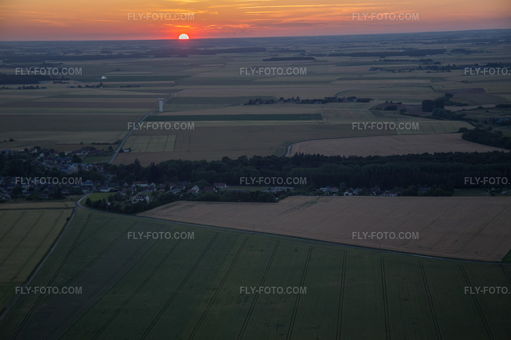 Aerial view: Sunset over the Loire Valley landscape in Landes-le-Gaulois in the state Loir et Cher, France. – Photo: IMG_081367.jpg taken on 06/19/2015 by Werner Riehm/FLY-FOTO.com – Resolution of the original: 5472 x 3648 px