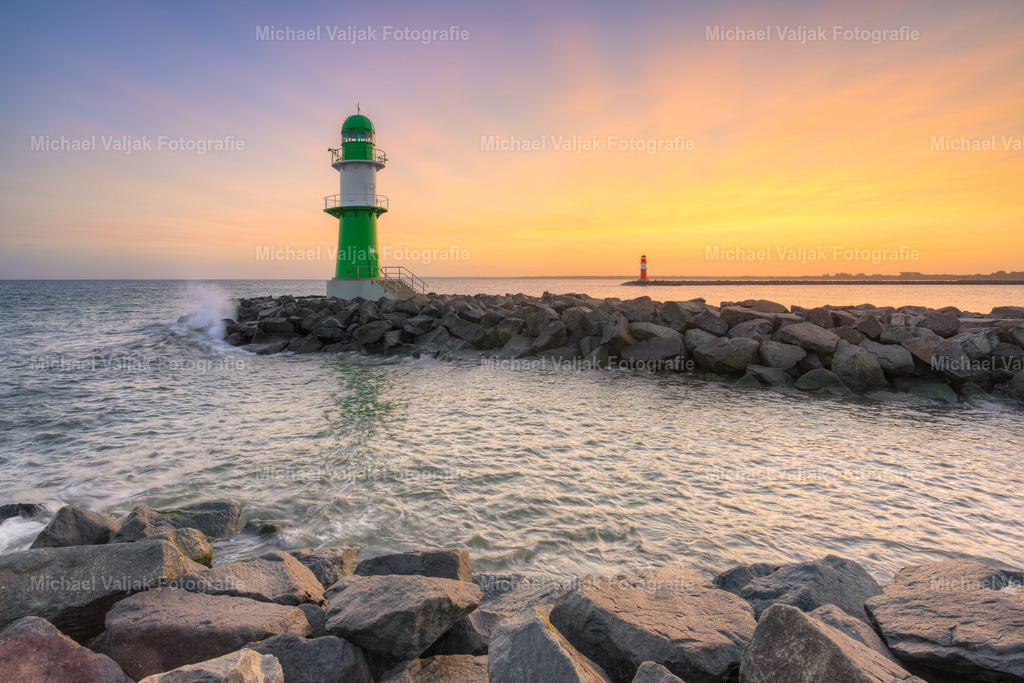 Molenfeuer Warnemünde kurz vor Sonnenaufgang | Blick zu den beiden Leuchtfeuern auf der West- und Ostmole der Hafeneinfahrt in Warnemünde kurz vor Sonnenaufgang. - Realisiert mit Pictrs.com