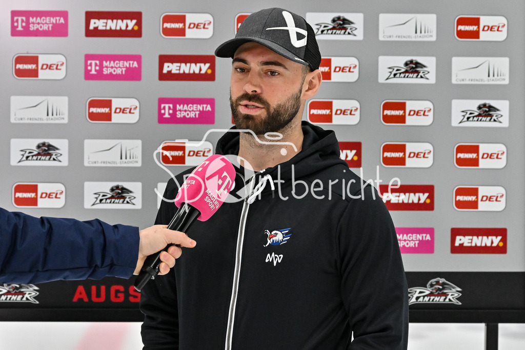 Augsburger Panther - Adler Mannheim | Beim Interview von MagentaSport Luke ESPOSITO (Adler Mannheim 19) / FReisteller / Einzelfoto / DEL: Augsburger Panther - Adler Mannheim, Curt Frenzel Stadion am 16.02.2025