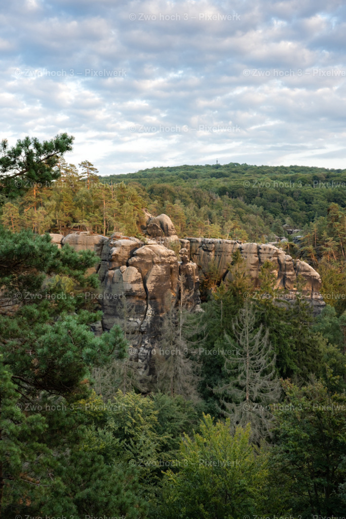Lehnsteig_Nahe_Steinlochwaechter_Grosser_Winterberg_Felswand | 2022-08-30_Waldbrandgebiete_1 - Realisiert mit Pictrs.com