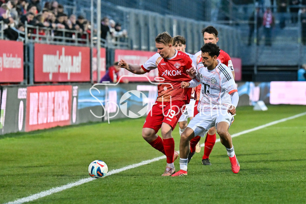 FC Würzburger Kickers - FC Bayern Amateure | WÜRZBURG, DEUTSCHLAND - 10. APRIL: im Duell Philipp OCHS (Würzburger Kickers 13) und Mudaser SADAT (FC Bayern München II 7) während dem Match zwischen dem FC Würzburger Kickers und den Amateuren des FC Bayern München am 28. Spieltag der Regionalliga Bayern in der AKON Arena