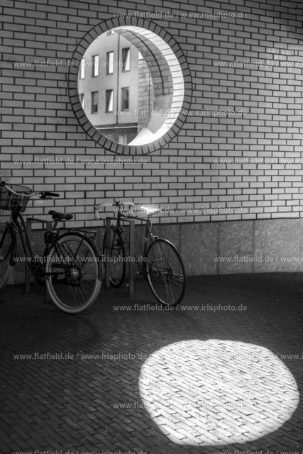 Bullauge in Frankfurt | Straßenfotografie aus Frankfurt am Main | Spiel mit Licht & Schatten