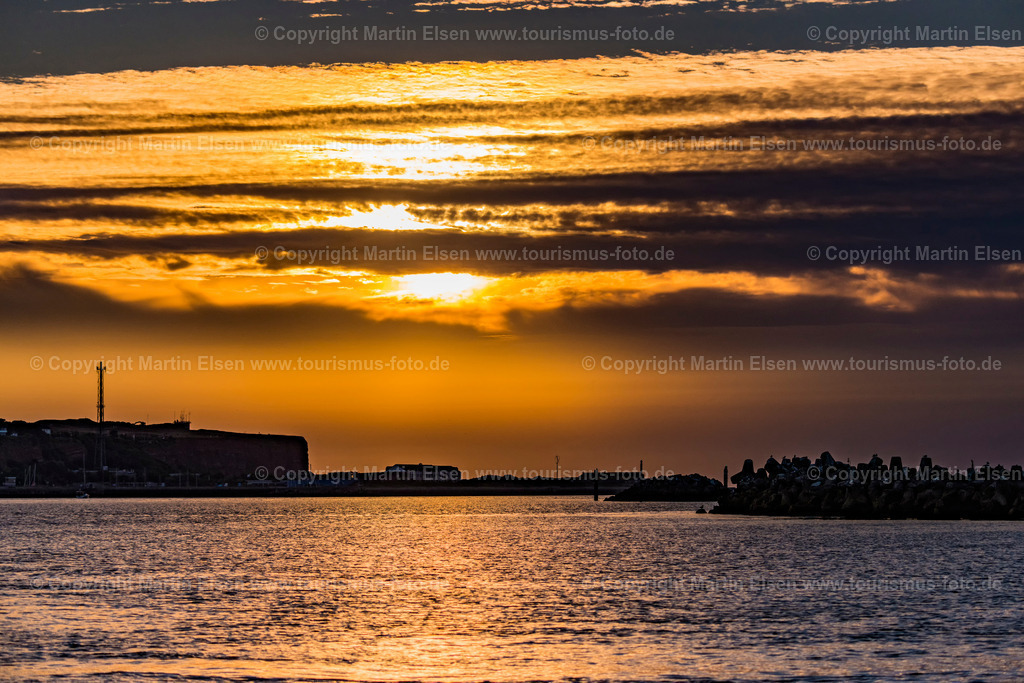 Helgoland Sonnenuntergang_ELS_3687030818 | Helgoland - Aufnahmedatum: 03.08.2018, Aufnahmehöhe:  m, Koordinaten:  - , Bildgröße: 7941 x  5294 Pixel - Copyright 2018 by Martin Elsen, Kontakt: Tel.: +49 157 74581206, E-Mail: info@schoenes-foto.deSchlagwörter:Schleswig-Holstein,Landkreis Pinneberg,Düne,Hochseeinsel,Börteboote,Meer,Küste,Halunder,Oberland,Unterland,Strand,Seehunde,Robben,Lange Anna,Felsen,Roter Felsen,Luftbild,Luftbilder,Bastölpel - Realisiert mit Pictrs.com