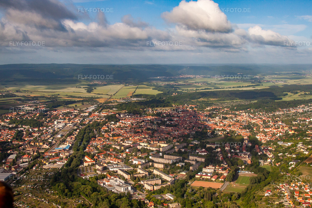 Luftbild: Ortsansicht von Nordosten in Quedlinburg im Bundesland Sachsen-Anhalt in Deutschland. Foto: IMG_58428.jpg vom 30.06.2013 durch Werner Riehm/FLY-FOTO.de
