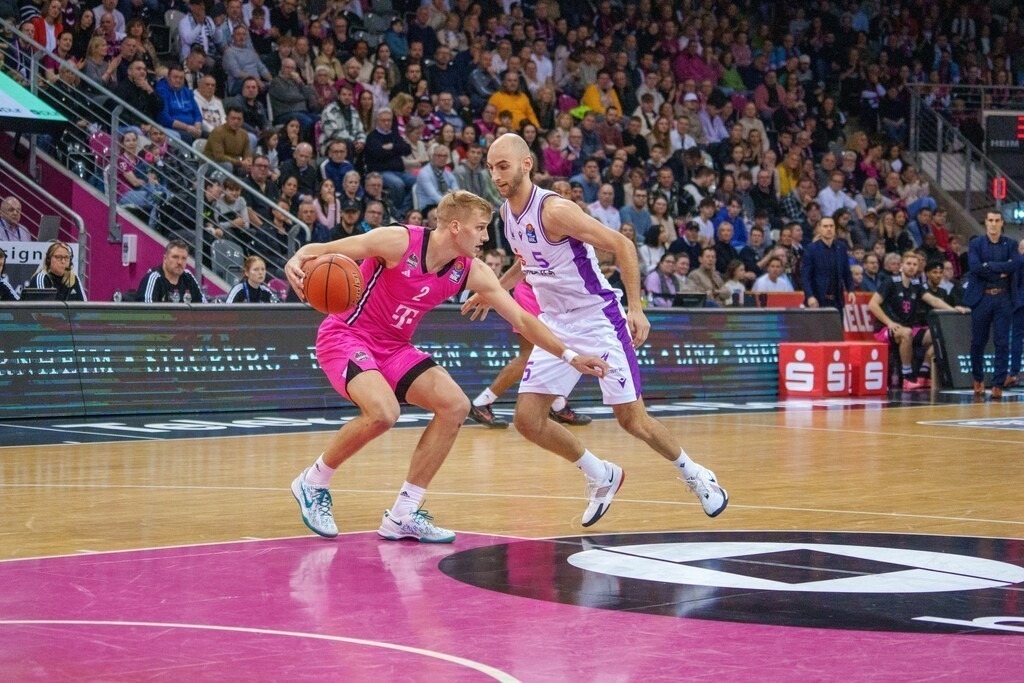29.12.2024 BBL, Deutsche Basketball Bundesliga Saison 2024/25, 14. Spieltag: Telekom Baskets gegen BG GöttingenBild: Sam Griesel (2, Bonn), Marijn Ververs (5, Göttingen) | 29.12.2024 BBL, Deutsche Basketball Bundesliga Saison 2024/25, 14. Spieltag: Telekom Baskets gegen BG GöttingenBild: Sam Griesel (2, Bonn), Marijn Ververs (5, Göttingen) - Realisiert mit Pictrs.com
