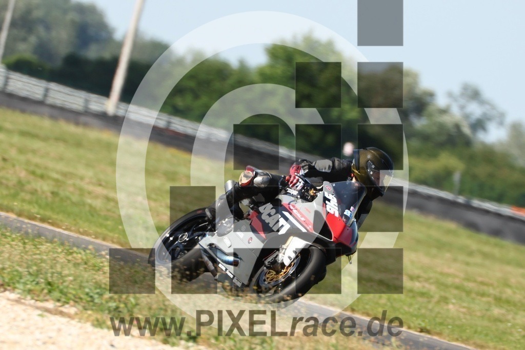 0946-20250620_10550 | Schöne Erinnerungen an spannende Momente - das festzuhalten ist unser Job. PIXELrace.de ist seit 2003 auf den Rennstrecken Europas unterwegs um die Action draußen beim Fahren und die wunderbare Stimmung imm Fahrerlager für euch einzufangen.