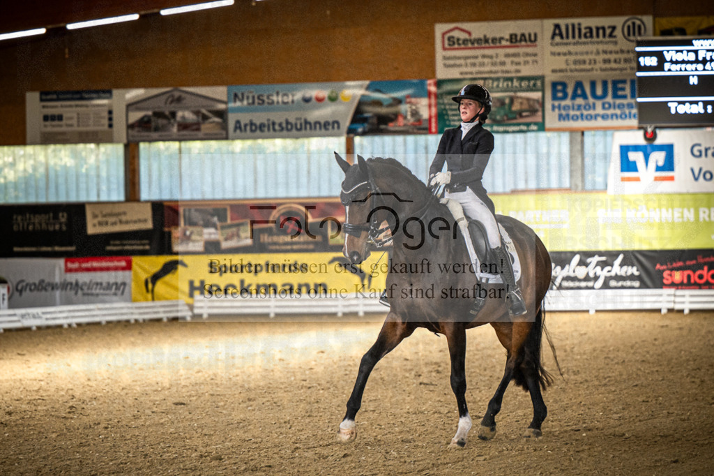 DOS_1564 | Entdecke hochwertige Reitturnierfotos von Foto Oger. Professionell, emotional und authentisch – jetzt Lieblingsmomente im Shop bestellen.Deutschlandweite Turnierfotografie. - Realized with Pictrs.com
