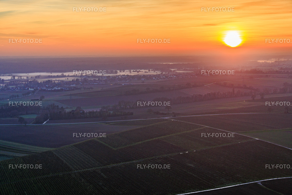 Bodennebel am Viehstrich bei Sonnenuntergang | Luftbild: Bodennebel am Viehstrich bei Sonnenuntergang in Freckenfeld im Bundesland Rheinland-Pfalz in Deutschland. Foto: IMG_152195.jpg vom 12.12.2025 durch Werner Riehm/FLY-FOTO.de - Realisiert mit Pictrs.com