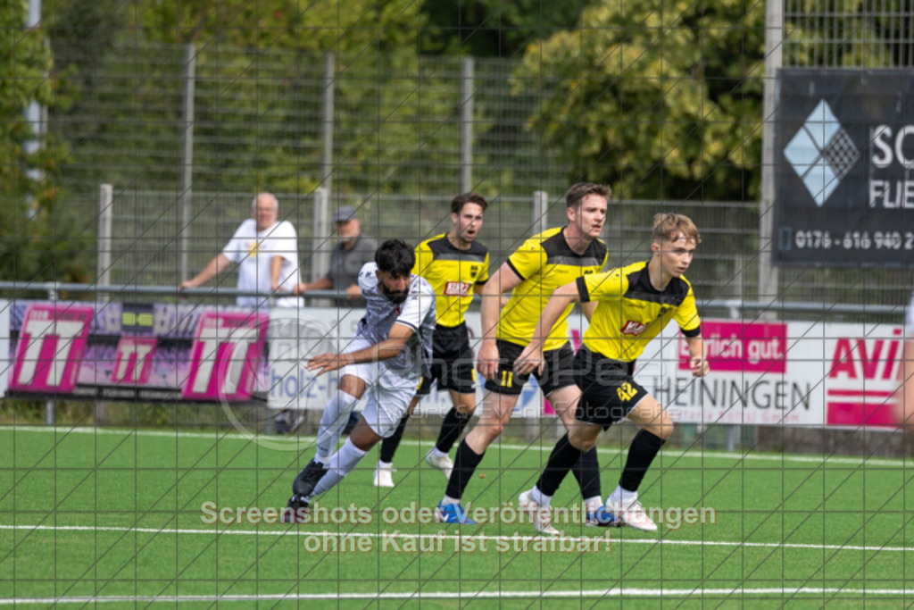 20250824_134454_0485 | #,1.FC Heiningen II (gelb) vs. 1.Göppinger SV III (weiß), Fußball, Kreisliga B7 - Bezirk Neckar/Fils, 01. Spieltag, Saison 2025/2026, Kunstrasenplatz Sportzentrum Heiningen, Krautgarten 1, 73092 Heiningen, 24.08.2025 - 13:00 Uhr,Foto: PhotoPeet-Sportfotografie/Peter Harich