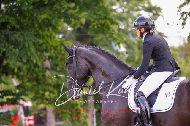 DKP41144 | Turnierfotos kaufen im Webshop von Daniel Kuhl Photography – entdecke professionelle Reitsportfotos aus Turnieren & Events. Hochwertige Turnierbilder online bestellen & sichern. Jetzt Fotos von Reitsportturnieren kaufen!