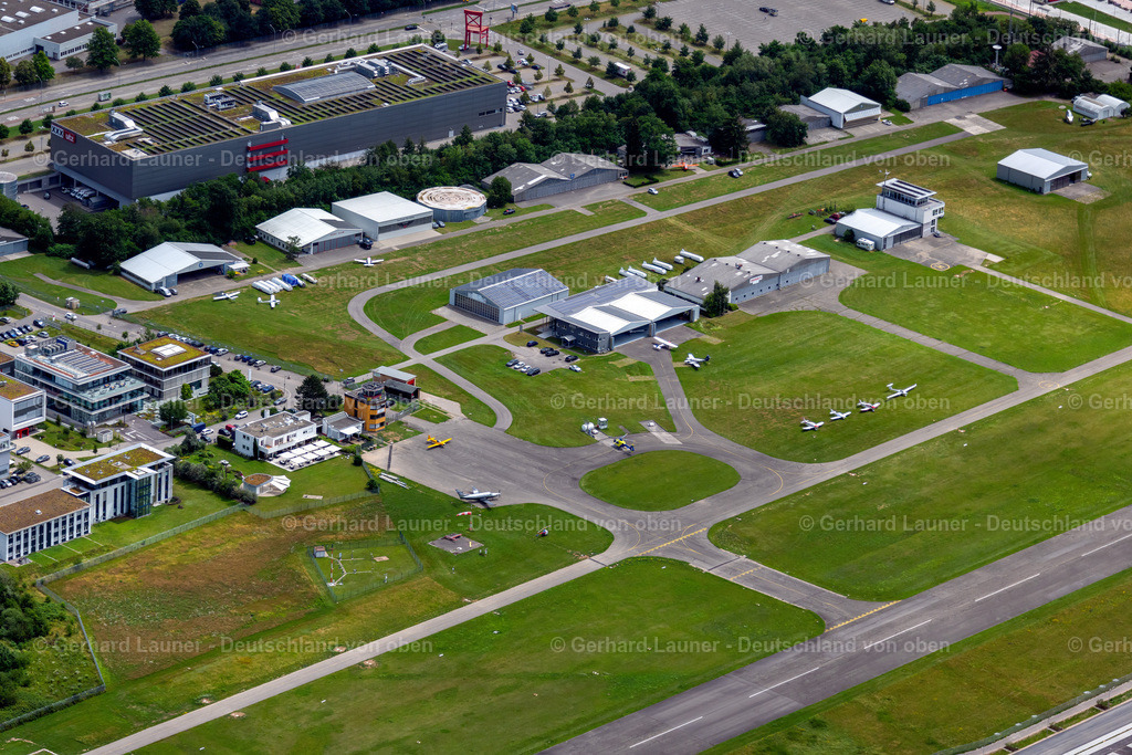 4032793 | FREIBURG IM BREISGAU 30.06.2020 Start- und Landebahn mit Rollfeldgelände des Flugplatz Freiburg mit neuem SC Fußballstadion an der Straße Am Flughafen im Ortsteil Brühl in Freiburg im Breisgau im Bundesland Baden-Württemberg, Deutschland. // Runway with tarmac terrain of airfield Freiburg with neuem SC Fussballstadion on street Am Flughafen in the district Bruehl in Freiburg im Breisgau in the state Baden-Wuerttemberg, Germany. Foto: Gerhard Launer