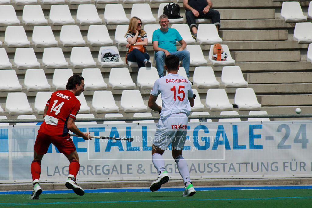 Teo Hinrichs (MHC) und Lucas Bachmann (CHTC) BUNDESLIGA HERREN VF3 MHC-CHTC 21.05.2023 | lanaschraderfotografie - Realisiert mit Pictrs.com