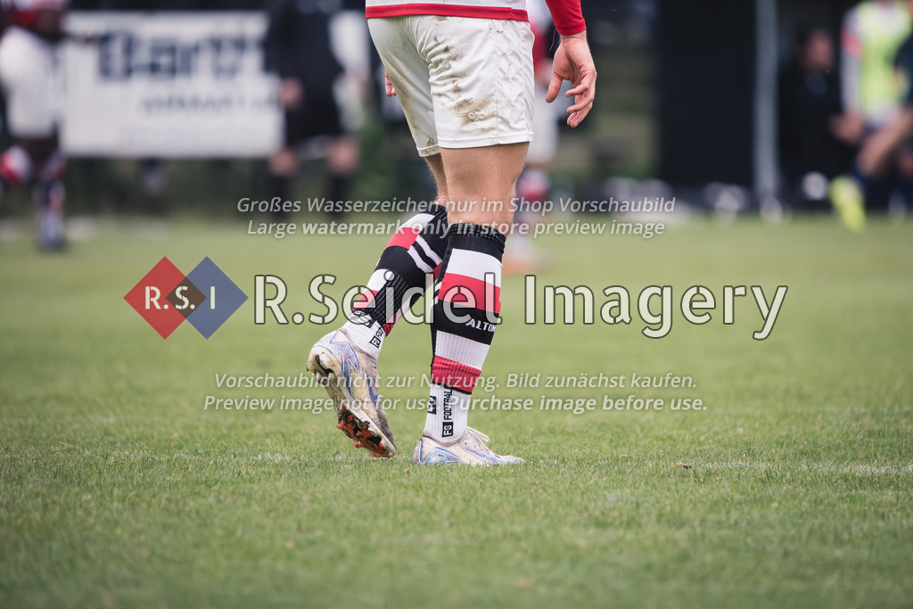 RS-1-117808 | Beine eines Altonaer Spielers in weißen Shorts, schwarz-weiß-rot gestreiften Stutzen, FS Socken und Nike Air Schuhen auf dem Rasen