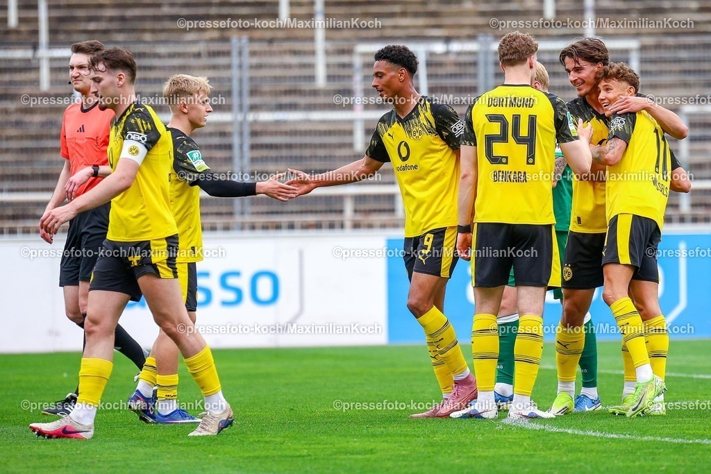 xsefx18042601022 | 18.04.2026, xsefx, Fußball, Regionalliga West, Borussia Dortmund II (U23) - SV Rödinghausen, 30. Spieltag, Stadion Rote Erde, Saison 2025 2026: Freude nach dem Tor von Bennedikt Wüstenhagen. DFB regulations prohibit any use of photographs as image sequences and or quasi-video. Photo: xSabinexEffgenxPressefotoKochx