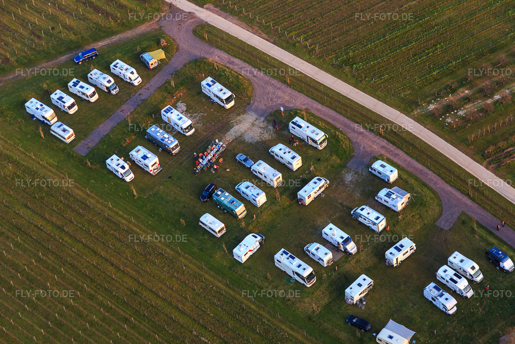 Luftbild: Wohnmobilstellplatz Geiger Dierbach in Dierbach im Bundesland Rheinland-Pfalz in Deutschland. – Foto: IMG_086882.jpg vom 26.03.2016 durch Werner Riehm/FLY-FOTO.de – Auflösung des Originals: 5472 x 3648 px – Wohnmobilstellplätze – Weinhaus Geiger