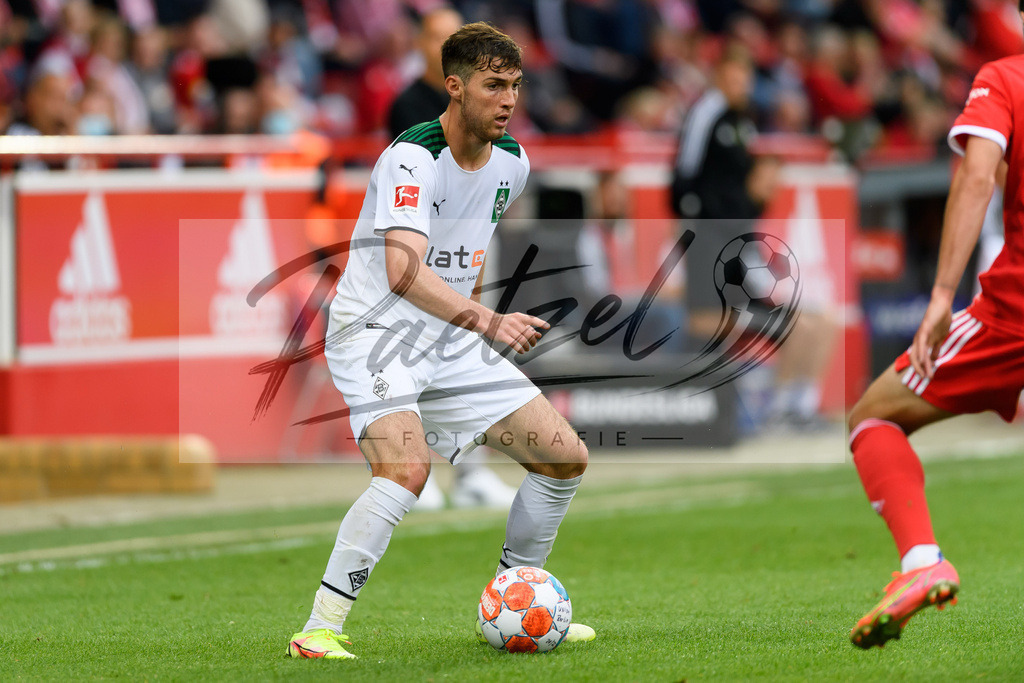 FCUBMG20210829_200 | Fussball, Herren: Joe Scally (Borussia Moenchengladbach) in Aktion, am Ball, Einzelaktion beim Spiel der 1. Bundesliga zwischen 1. FC Union Berlin und Borussia Moenchengladbach im Stadion An der Alten Foersterei am 29.08.2021 in Berlin, Deutschland. - Realisiert mit Pictrs.com