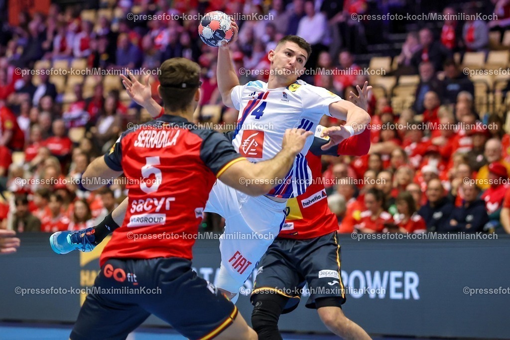 EHF26012602016 | 26.01.2026, Handball, Men's EHF EURO 2026, Frankreich - Spanien, Jyske Bank Boxen in Herning, Dänemark, Main Round:  Aymeric Minne (France #04) wirft den Ball auf das Tor 
