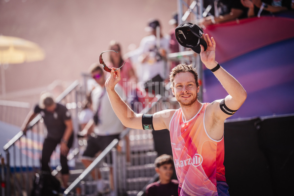 Beachvolleyball | Männer | Deutsche Meisterschaften 2025 Timmendorfer Strand | 07.09.2025 | Nils Ehlers läuft in die Arena ein