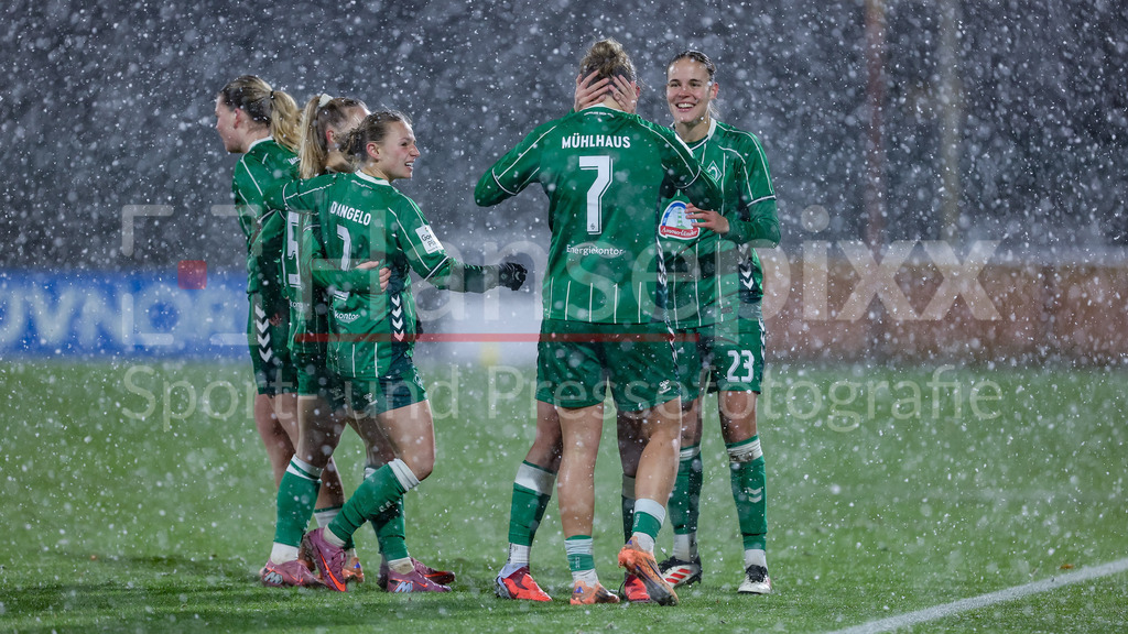 Fussball, Google Pixel Frauen-Bundesliga, SV Werder Bremen - 1. FC Köln | Spielerinnen des SV Werder Bremen mit Torjubel, Jubel, jubeln, jubelt, optimistisch, Spielszene, Highlight, Freude über das Tor zum 1:1, DIE DFB-RICHTLINIEN UNTERSAGEN JEGLICHE NUTZUNG VON FOTOS ALS SEQUENZBILDER UND/ODER VIDEOÄHNLICHE FOTOSTRECKEN. DFB REGULATIONS PROHIBIT ANY USE OF PHOTOGRAPHS AS IMAGE SEQUENCES AND/OR QUASI-VIDEO.