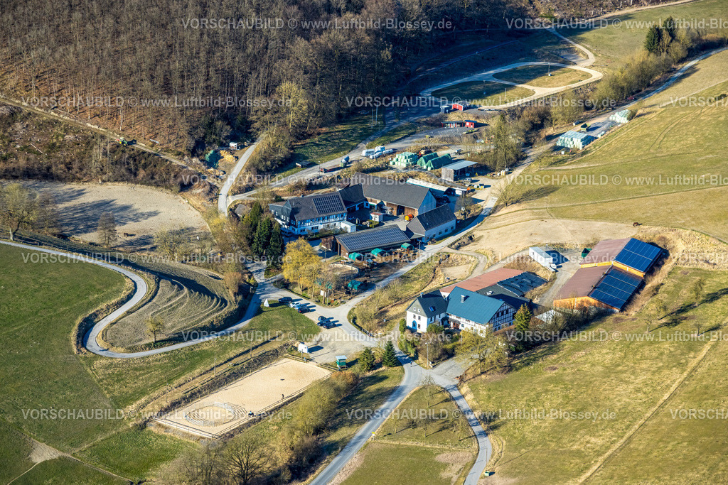 Lennestadt250309500Obermelbecke | Luftbild, Islandpferdegestüt Falkenegg, Richard Hufnagel, Wald und Hügellandschaft, Melbecke, Lennestadt, Sauerland, Nordrhein-Westfalen, Deutschland