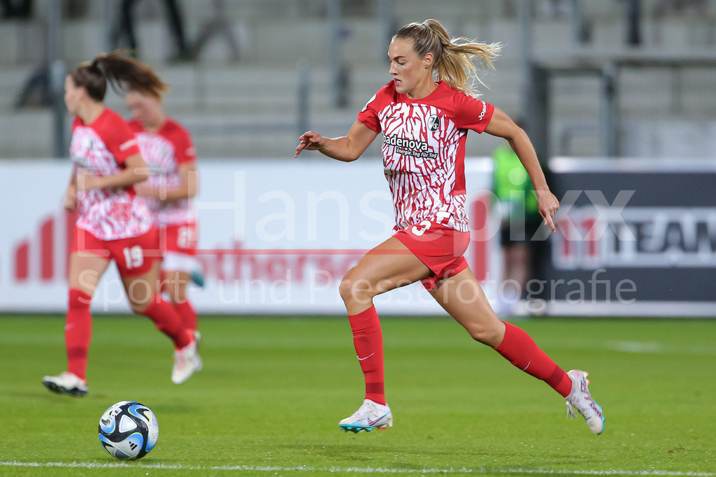 Fussball, Google Pixel Frauen-Bundesliga, SC Freiburg - SV Werder Bremen | v.li.: Marie Müller (SC Freiburg, 23) am Ball, Einzelbild, Ganzkörper, Aktion, Action, Spielszene, DIE DFB-RICHTLINIEN UNTERSAGEN JEGLICHE NUTZUNG VON FOTOS ALS SEQUENZBILDER UND/ODER VIDEOÄHNLICHE FOTOSTRECKEN. DFB REGULATIONS PROHIBIT ANY USE OF PHOTOGRAPHS AS IMAGE SEQUENCES AND/OR QUASI-VIDEO.
