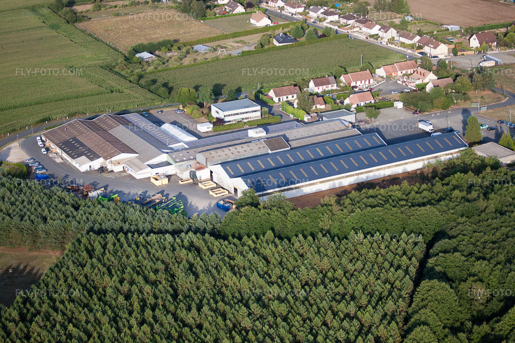Aerial view: Métaseval in Semur-en-Vallon in the state Sarthe, France. – Photo: IMG_19932.jpg taken on 07/28/2009 by Werner Riehm/FLY-FOTO.com – Resolution of the original: 4752 x 3168 px