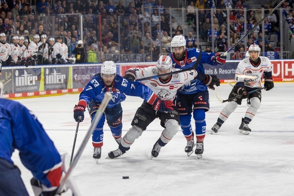 DEL, Deutsche Eishockey Liga Saison 2025 26, 40. Spieltag: Adler Mannheim gegen Nürnberg Ice Tigers | DEL, Deutsche Eishockey Liga Saison 2025 26, 40. Spieltag: Adler Mannheim gegen Nürnberg Ice Tigers***Gute Konterchance für Nürnberg, John Gilmour (7, Mannheim) kann gerade noch rechtzeitig klären - Realisiert mit Pictrs.com