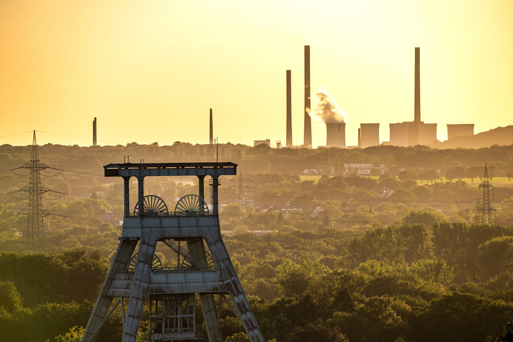 JT-220615 | EON Steinkohlekraftwerk Scholven, Gelsenkirchen,hinten,  vorne das Doppelbock Fördergerüst des stillgelegten Bergwerks Ewald in Herten, NRW, Deutschland - Realisiert mit Pictrs.com