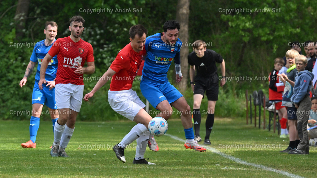 SSG Rot-Schwarz Kiel vs Inter Türkspor Kiel | Justus Kiewald (Kiel #4) / Ömer Faruk Sönmez (Inter #20) / Fußball-Landesliga Schleswig Männer 2024/2025 / SSG Rot-Schwarz Kiel vs Inter Türkspor Kiel / Sportplatz Meimersdorf / Kiel / 24.05.25 - Realisiert mit Pictrs.com