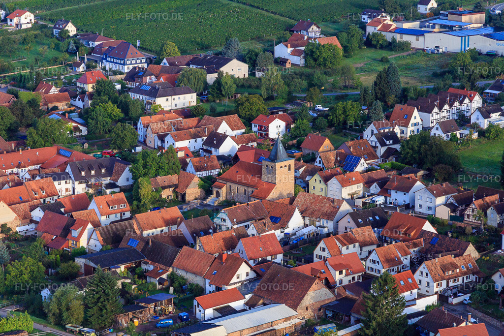 Luftbild: Unterdorfstraße mit Evangelische Kirche in Oberotterbach im Bundesland Rheinland-Pfalz in Deutschland. Foto: IMG_103279.jpg vom 10.09.2017 durch Werner Riehm/FLY-FOTO.de