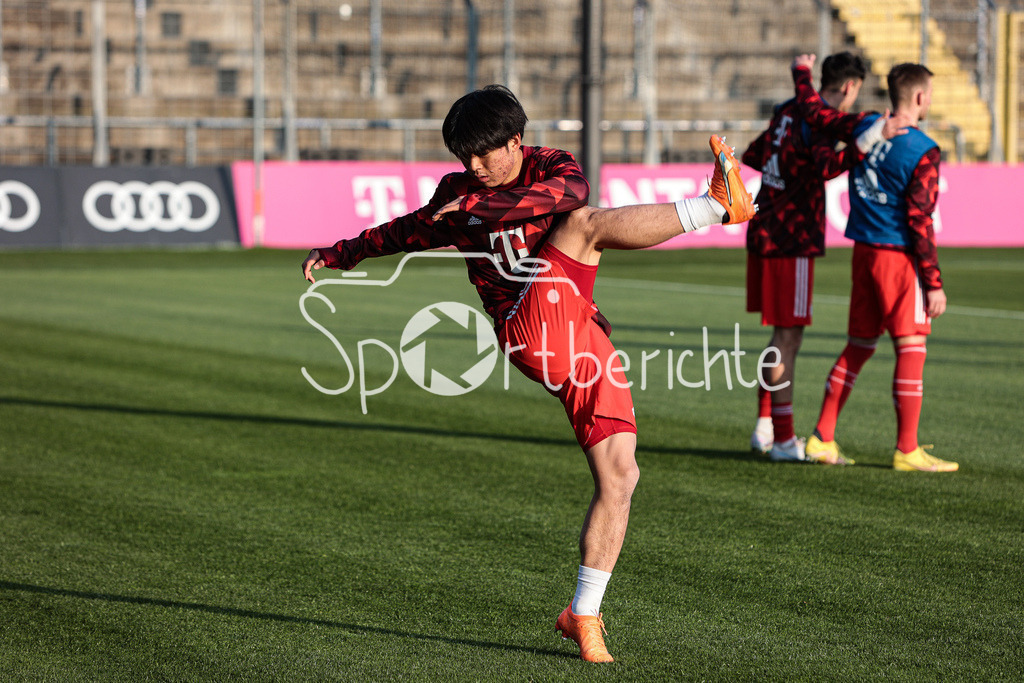 FC Bayern Amateure - FC Augsburg II | Taichi FUKUI (FCB #21) macht sich vor der Partie noch warm