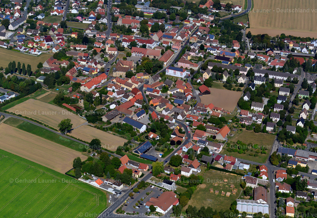 3650511 | GIEBELSTADT 13.09.2016 Ortsansicht am Rande von landwirtschaftlichen Feldern und Nutzflächen  in Giebelstadt im Bundesland Bayern, Deutschland // Village view on the edge of agricultural fields and land  in Giebelstadt in the state Bavaria, Germany Foto: Gerhard Launer