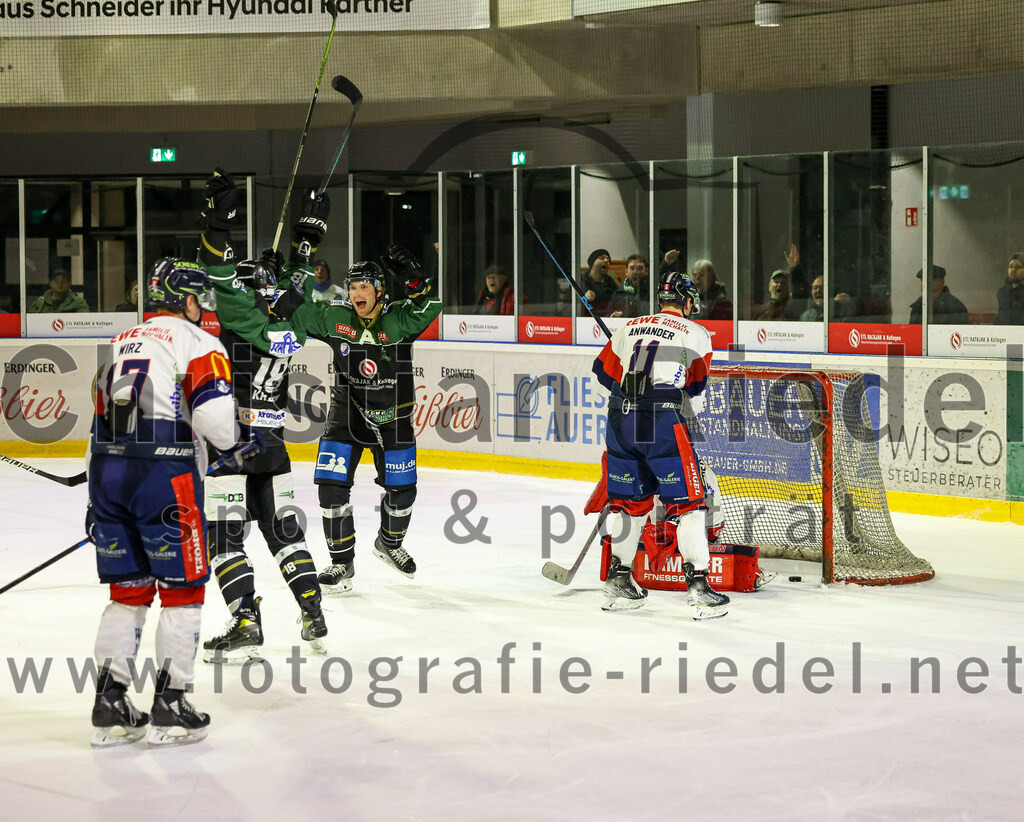 2023-02-19_106_TSV_Erding_gegen_VfE_Ulm-Neu-Ulm | Erding, Deutschland, 19.02.2023:
Eishockey, Bayernliga Meisterrunde Gruppe B 2022 / 2023, 5. Spieltag, TSV Erding gegen VfE Ulm/Neu-Ulm, Endergebnis: 

Daniel Krzizok (Erding Gladiators, #18) Thomas Plihal (Erding Gladiators, #39), Felix Anwander (VfE Ulm/Neu-Ulm e. V., #11), Torwart David Heckenberger (VfE Ulm/Neu-Ulm e. V., #3)

Foto: Christian Riedel / fotografie-riedel.net
