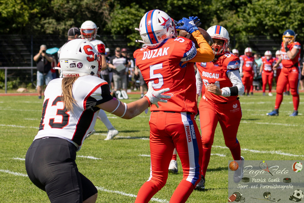 GFLW 1: German Football League Women 1: Rodgau Pioneers Ladies - Stuttgart Scorpions Sisters, 07.06.2026 | Paulina Duzak (Rodgau Pioneers Ladies #5) fängt den Ball für eine Interception, &amp; Nova Miranda Annica Semler (Stuttgart Scorpions Sisters #13), Rodgau Pioneers Ladies - Stuttgart Scorpions Sisters, Rodgau, Maingau-Energie-Stadion "Am Weichsee", 7.6.2026 - Realisiert mit Pictrs.com