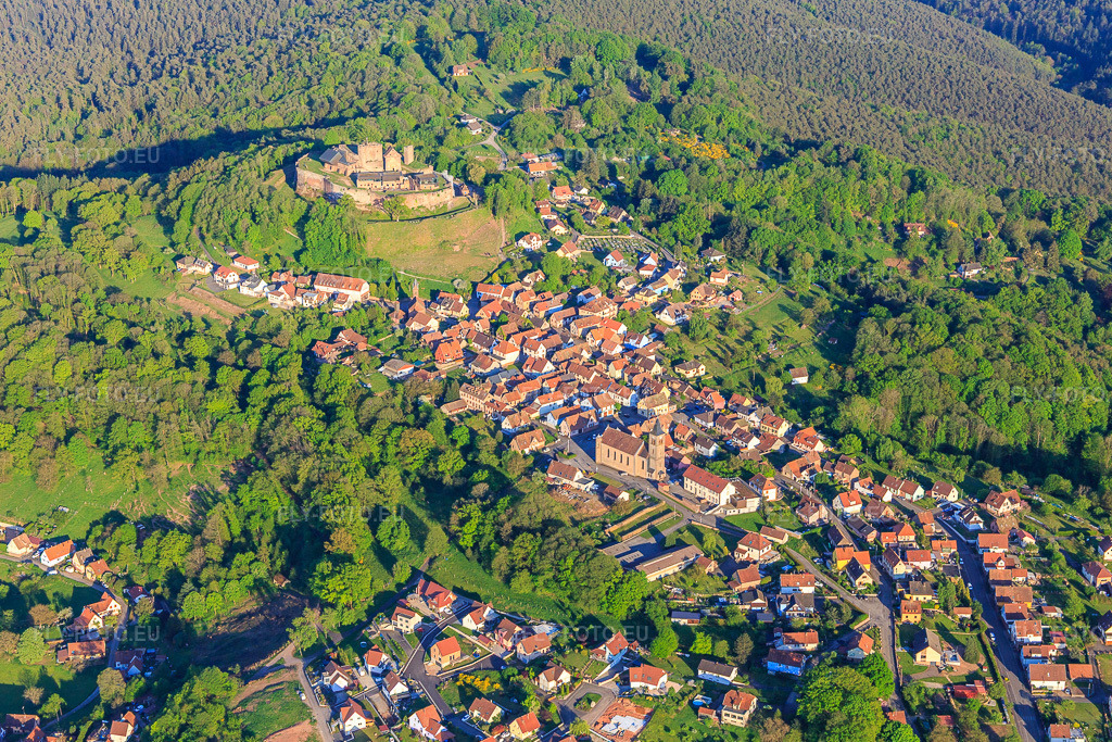 Vue aérienne: Vue de la ville dans les Vosges du Nord depuis le nord-ouest avec l'église Notre-Dame-Marie-Auxilliatrice en contrebas du château de Lichtenberg à Lichtenberg dans le département Bas Rhin, France. Photo: IMG_145805.jpg prise le 30/04/2025 par Werner Riehm/FLY-FOTO.euRésolution de l'original: 5166 x 3444 pxVisiter le château de Lichtenberg dans les Vosges du Nord - Alsace