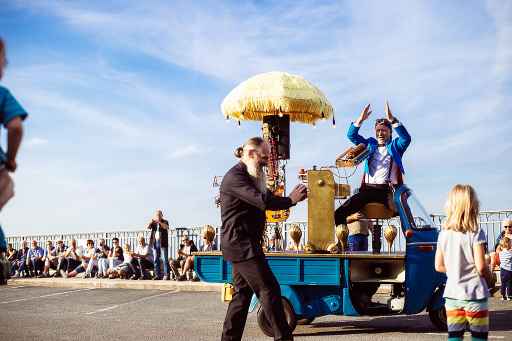 Universal Druckluft Orchester | Das Universal Druckluft Orchester mit Peter Till am Forte Belvedere Leisnig zum Festival Hallo Leisnig 2022. - Realisiert mit Pictrs.com