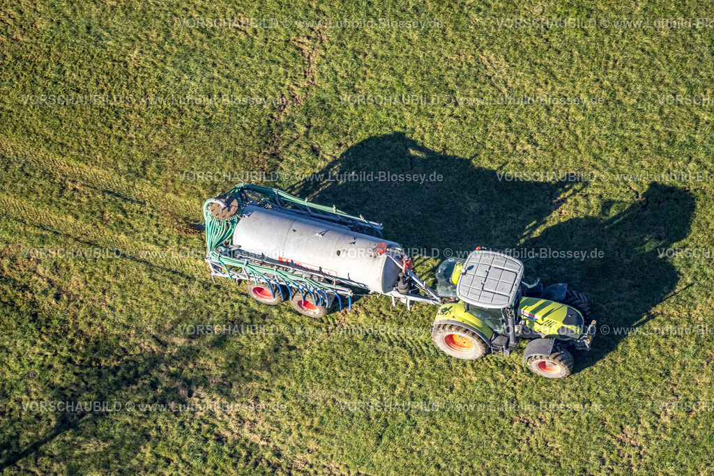 Nordkirchen230205859Suedkirchen | Luftbild, Feldarbeit mit Traktor, Gülle ausbringen, Südkirchen, Nordkirchen, Münsterland, Nordrhein-Westfalen, Deutschland