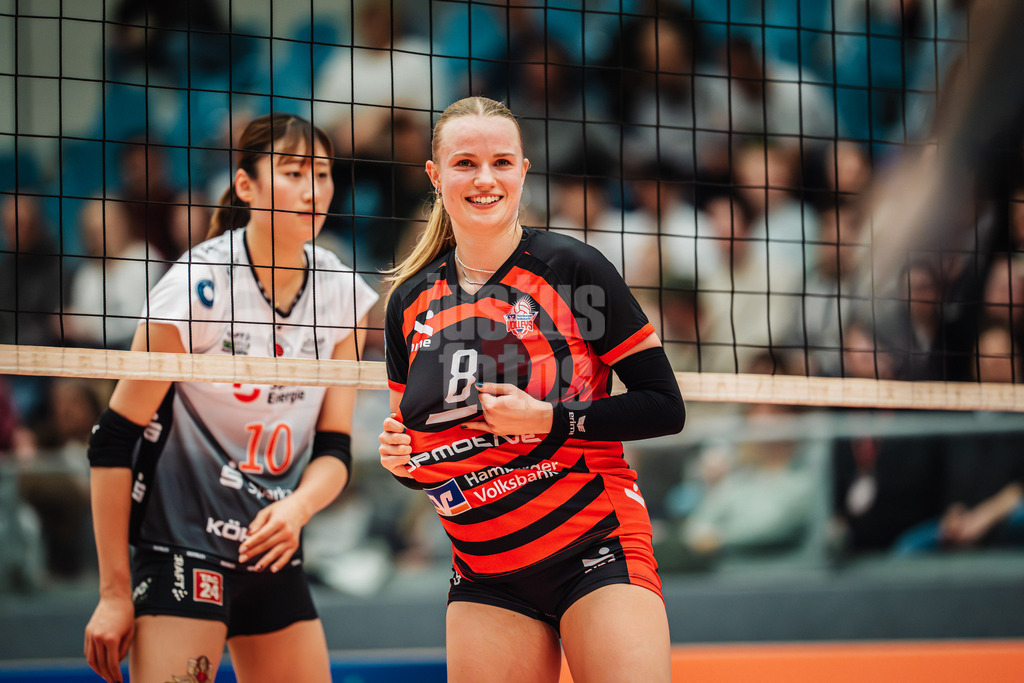 Volleyball | Frauen | Saison 2025/2026 | Volleyball Bundesliga | ETV Hamburger Volksbank Volleys vs. Dresdner SC | 15.11.2025 | Zoe Konjer (#8, ETV Hamburger Volksbank Volleys) gibt Zeichen